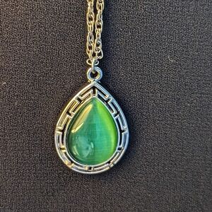 💚 Vintage Necklace Green Emerald Color Silver tone chain unsigned